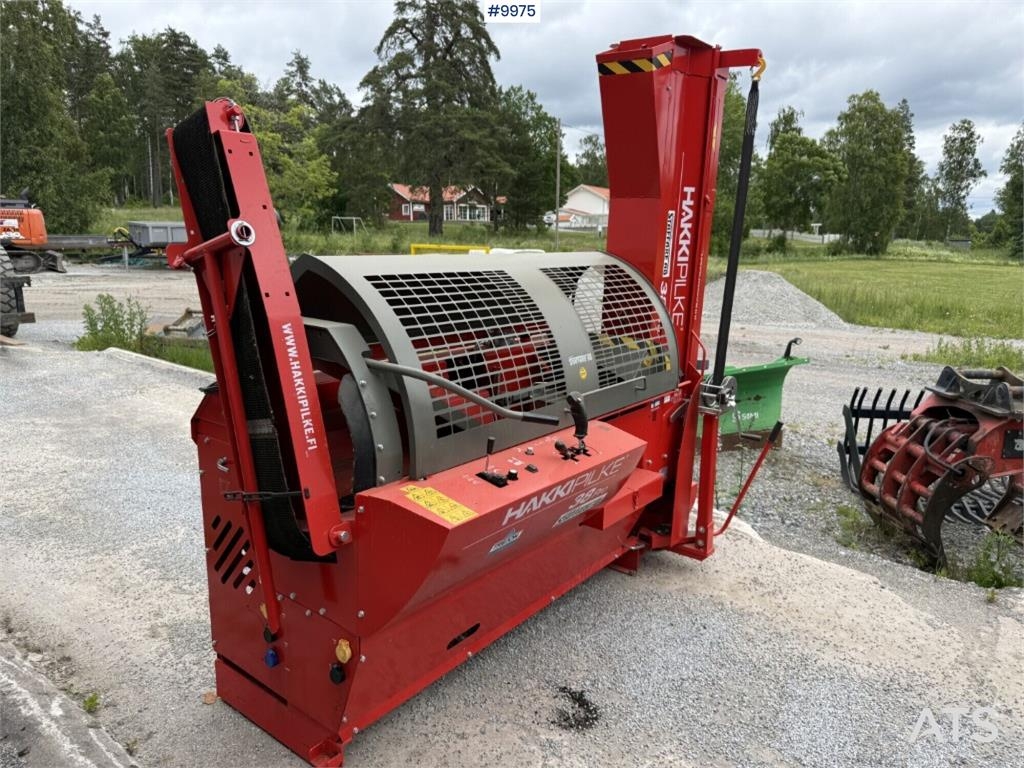Hakki Pilke 38 Pro PTO firewood processor with table