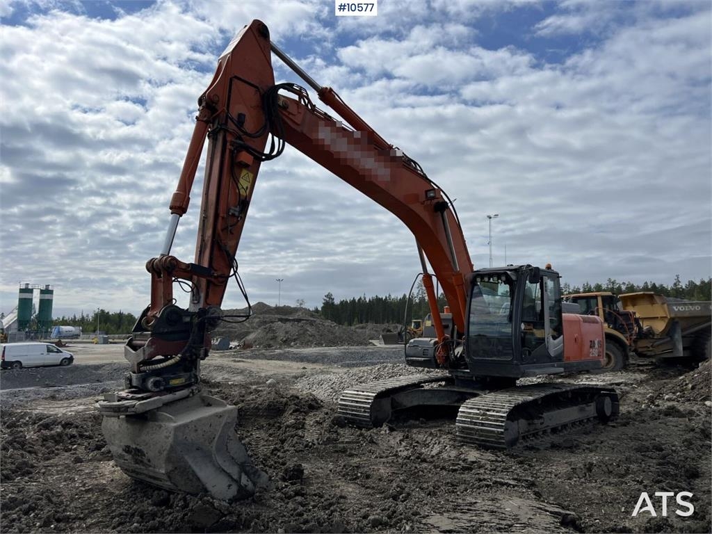 Hitachi ZX250 LC-3 with tiltrotator and bucket