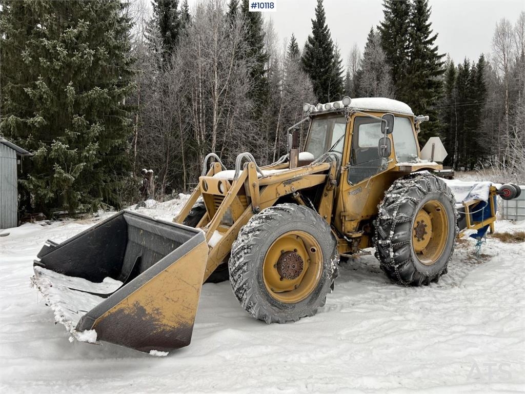 Valmet 702-4 Tractor with bucket