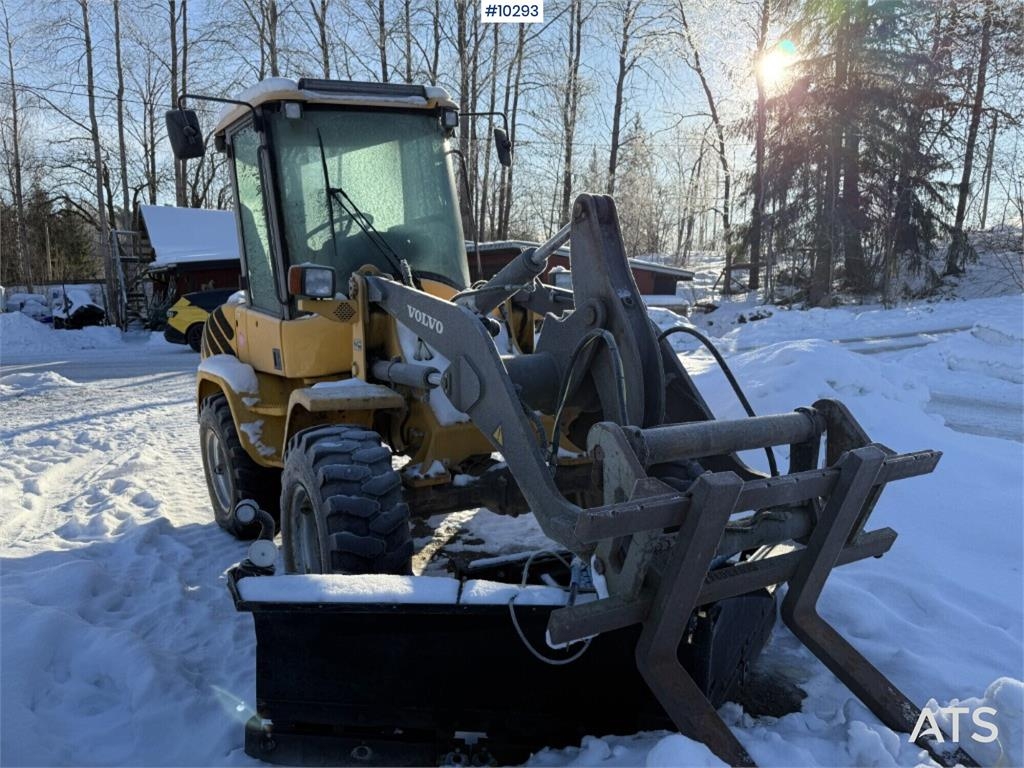 Volvo L30B Pro wheel loader with attachments