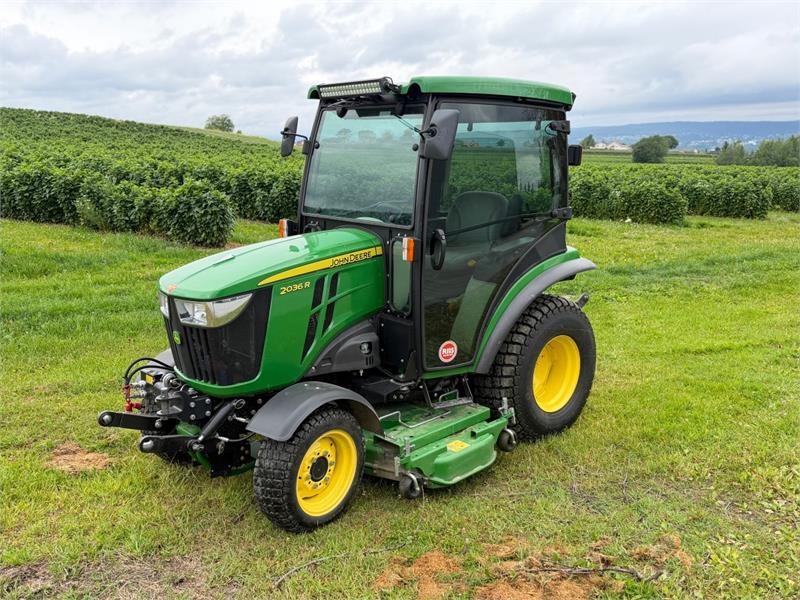 John Deere 2036R – 499 timer – Lukket hytte – 4WD – Klippeagg