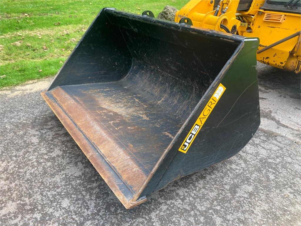 JCB Agri Bucket on Toolcarrier brackets