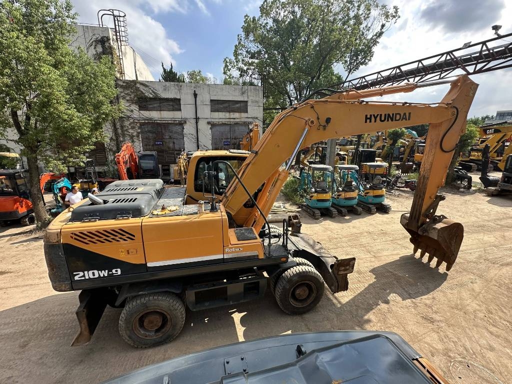 Pelle sur pneus Hyundai R210W-9 — occasion 2023, 1 000 h