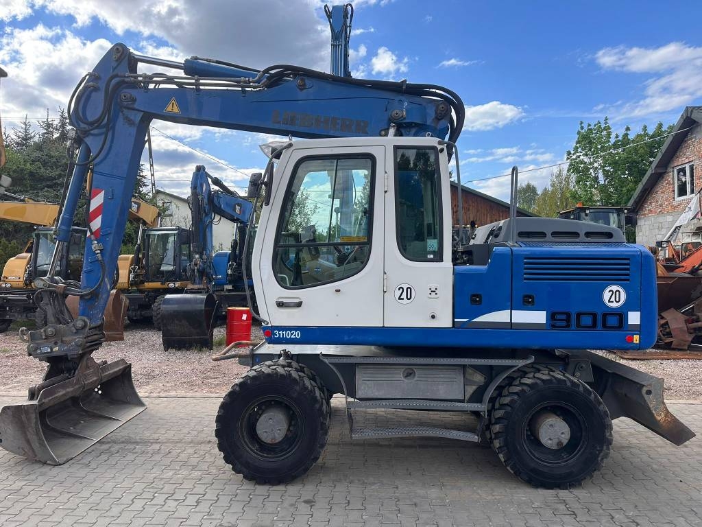 Liebherr A 900 C