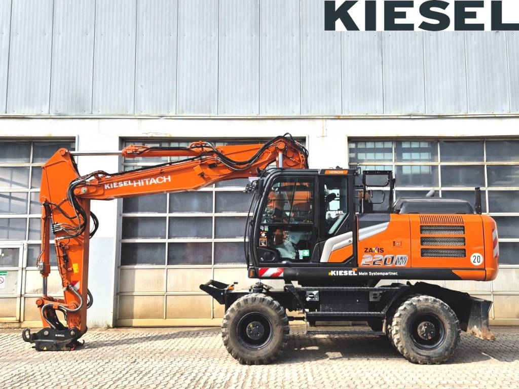 Pelle sur pneus Hitachi ZX 220 W-7 — occasion 2023, 2 125 h