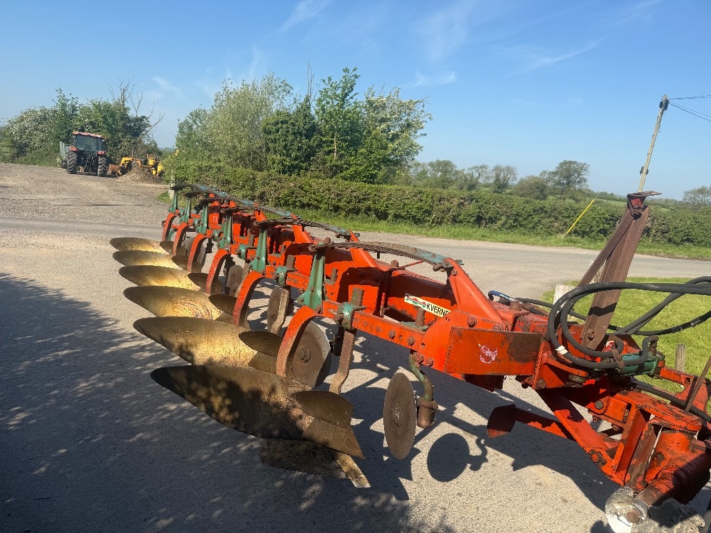 Kverneland Bb 6 furrow plough