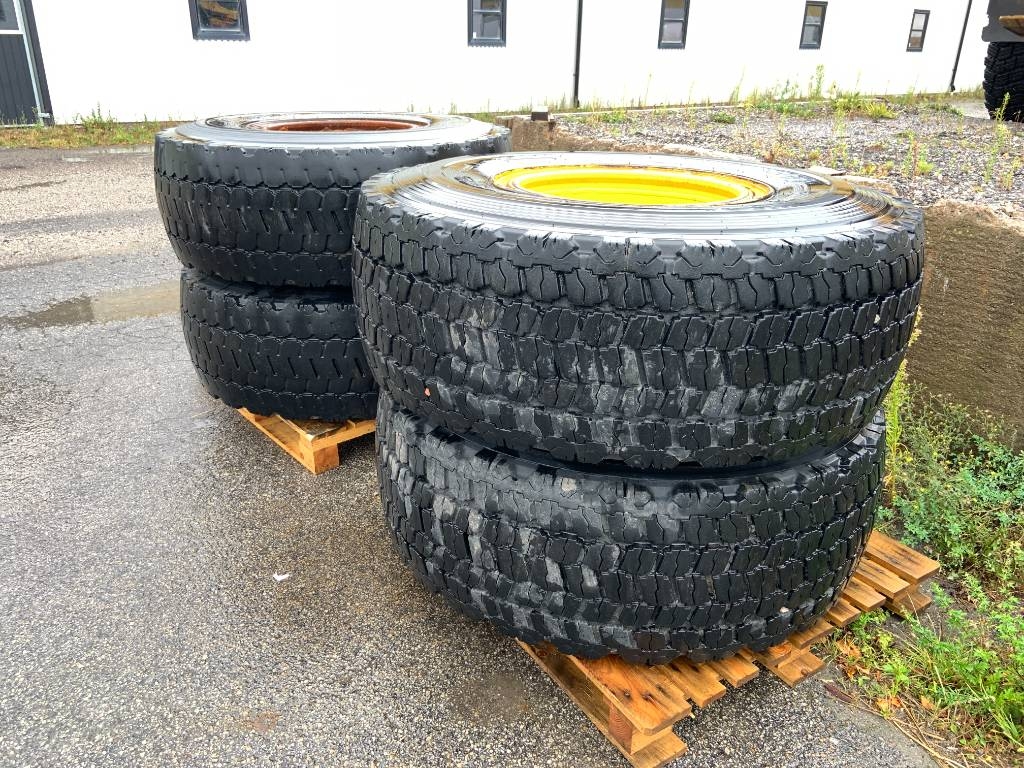 Bridgestone vinterdäck m fälg till Volvo L70F