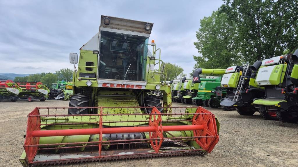 CLAAS Dominator 86 z hederem