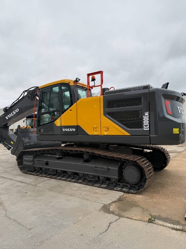 Pelle sur chenilles Volvo EC 300 E — occasion 2016