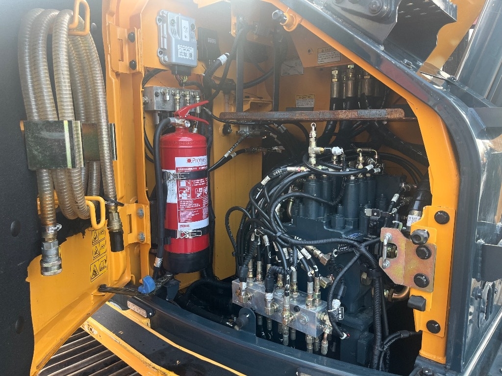 Hyundai HX 130 / Kallistaja, Metsävarusteltu, Uudet ketjut kuva 12