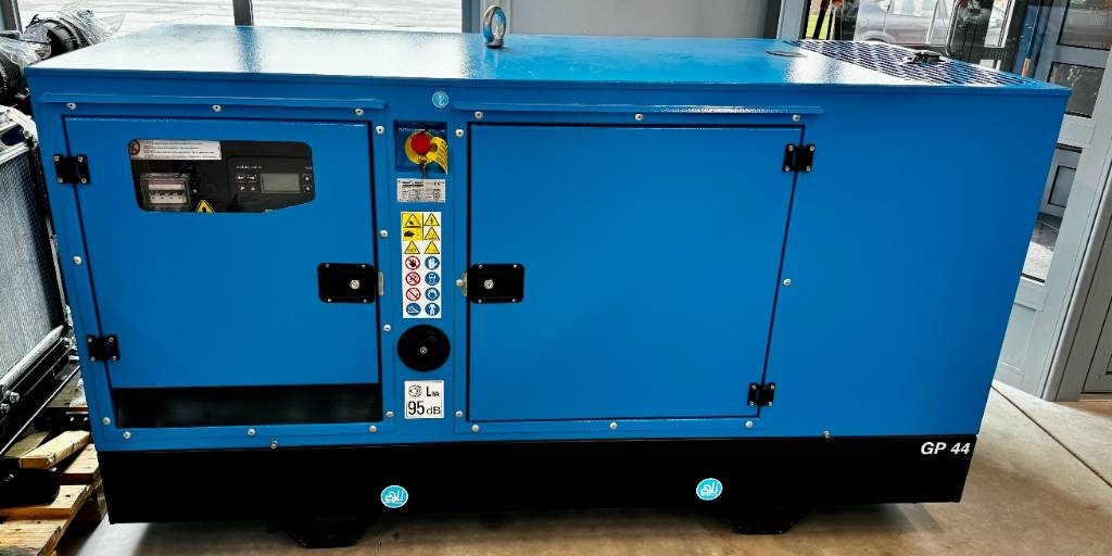 Iveco FPT 40 KVA Dieselaggregaatti kotelossa