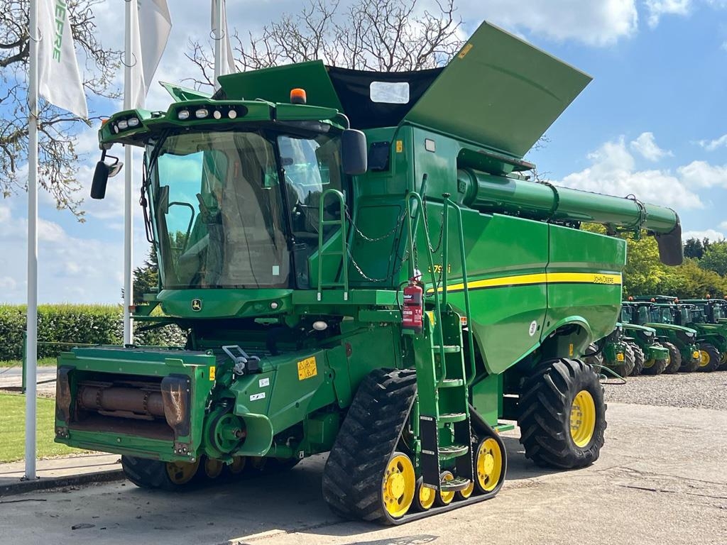 John Deere S790 COMBINE