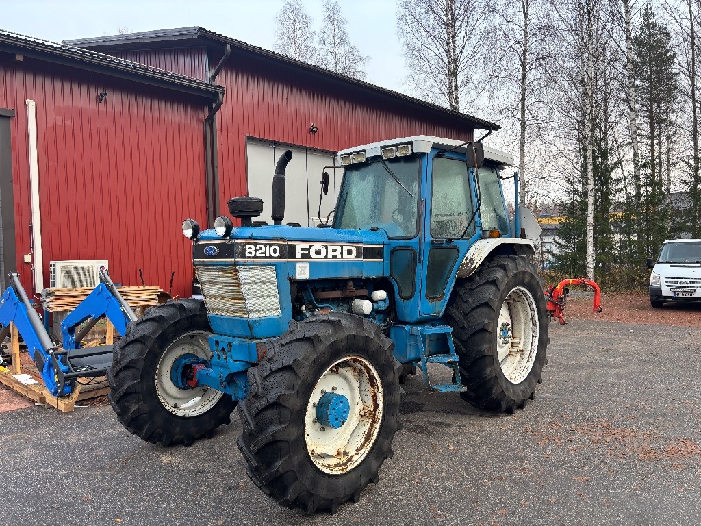 Tracteur agricole Ford 8210 — occasion 1986, 8 400 h