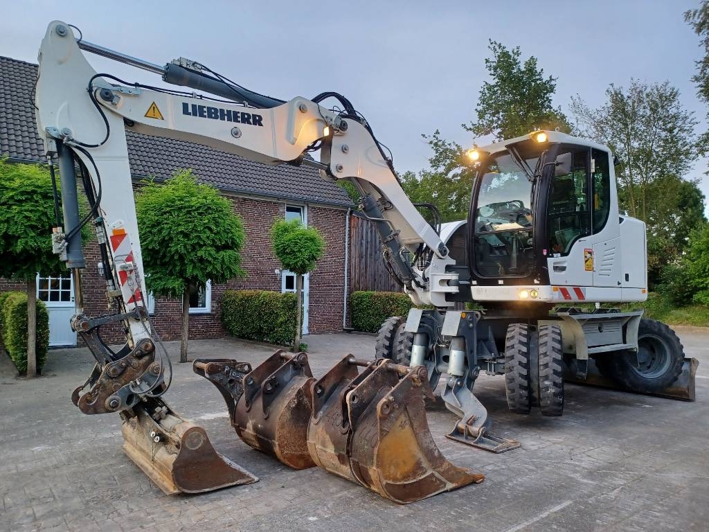 Liebherr A 912 Compact Litronic (4 buckets + forks)