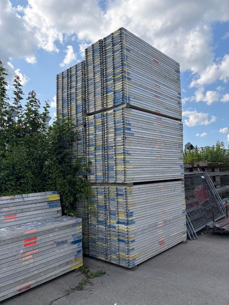 Échafaudage Gebrauchte Layher Gerüste und Einzelteile Allround — occasion