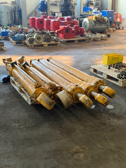 Liebherr R 954 B COMPLET HYDRAULIC CYLINDER