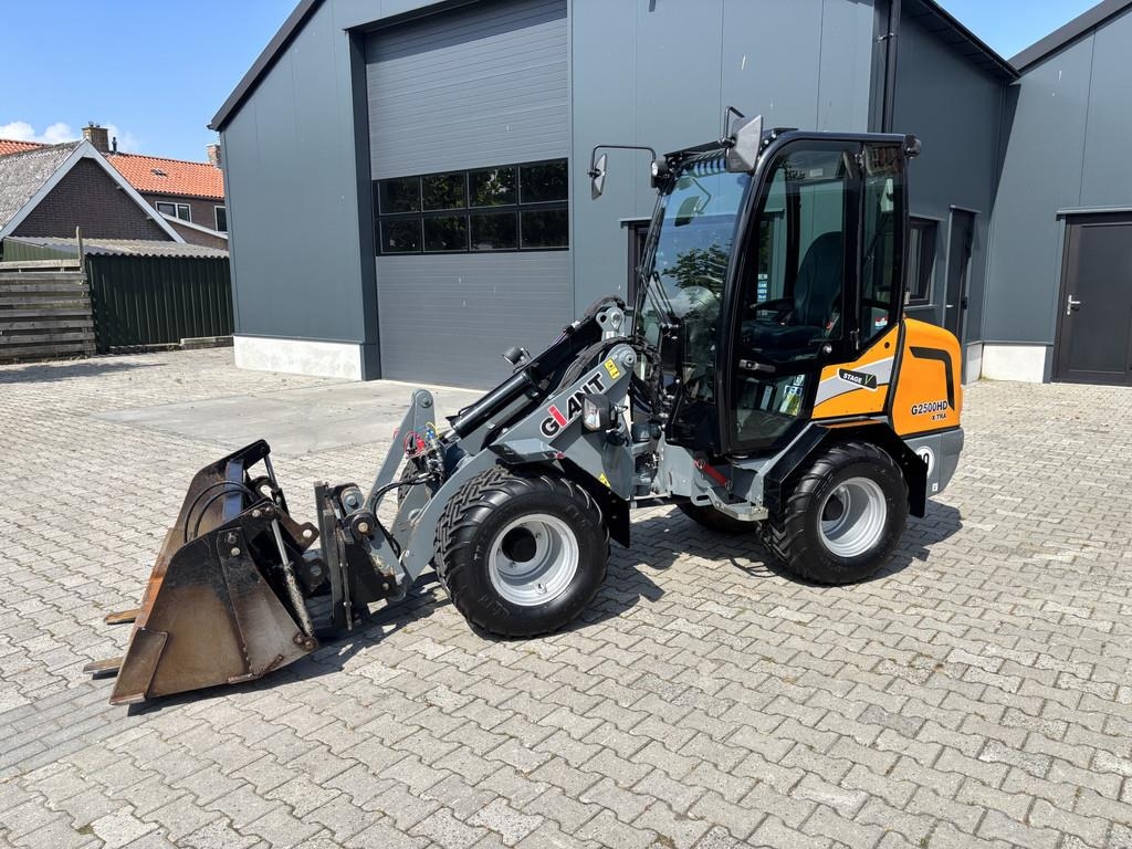 GiANT G2500HD X-TRA. Bak en Lepels, Vol cabine, 208 uur.