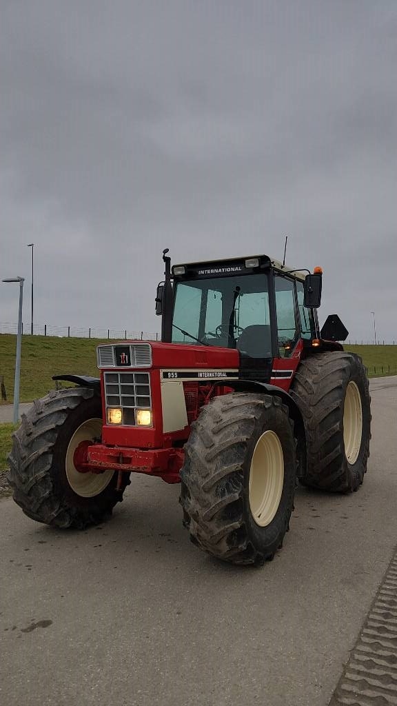 keurige International 955 tractor in nette staat 9