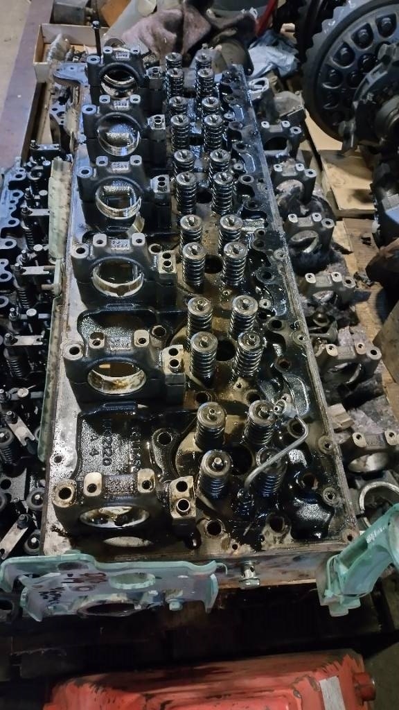 Volvo Cylinder head, D13 sylinterikansi