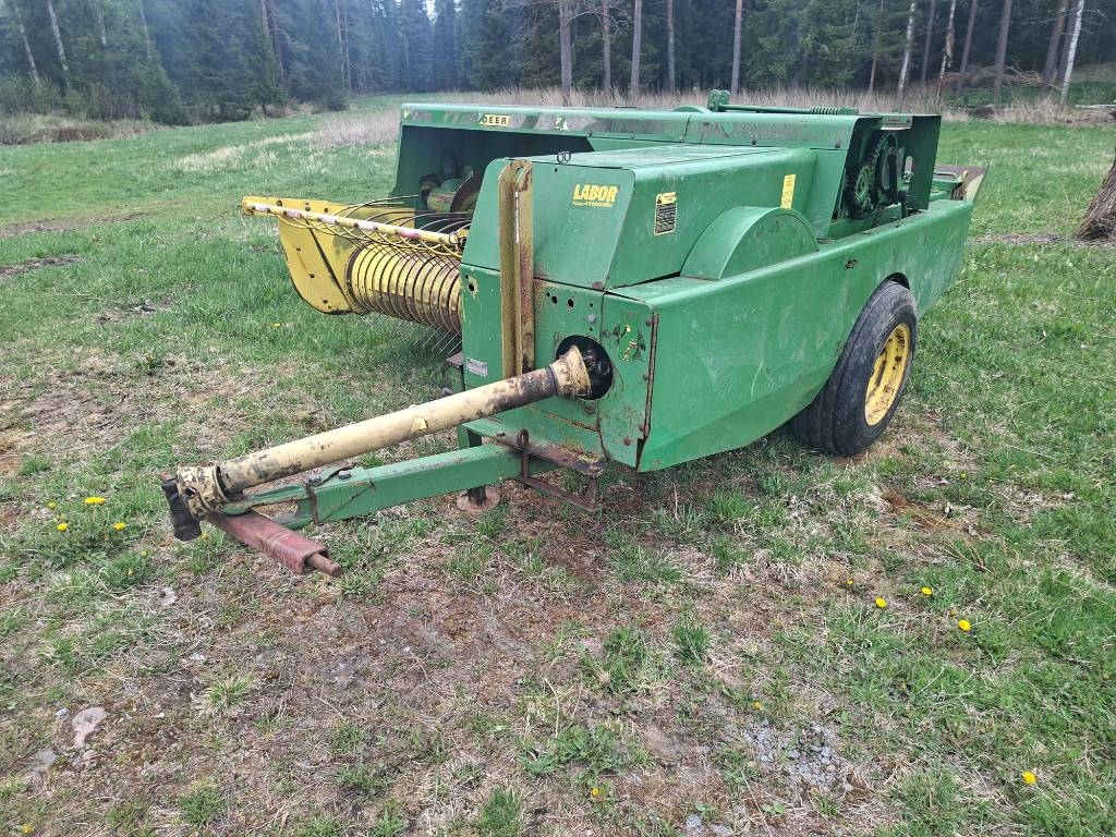 John Deere 332-A Paalain