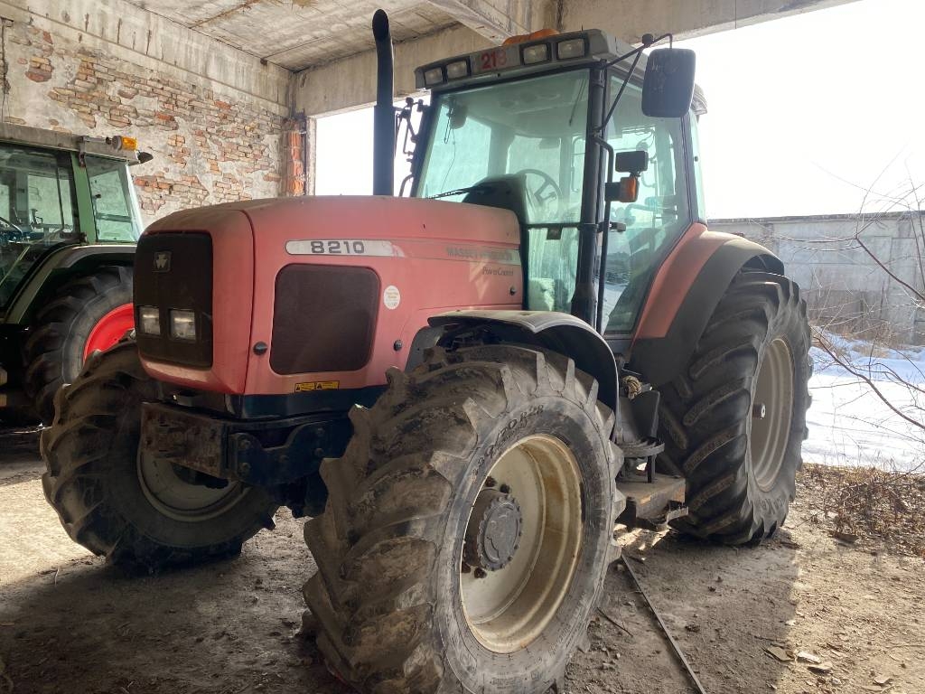 Massey Ferguson 8210