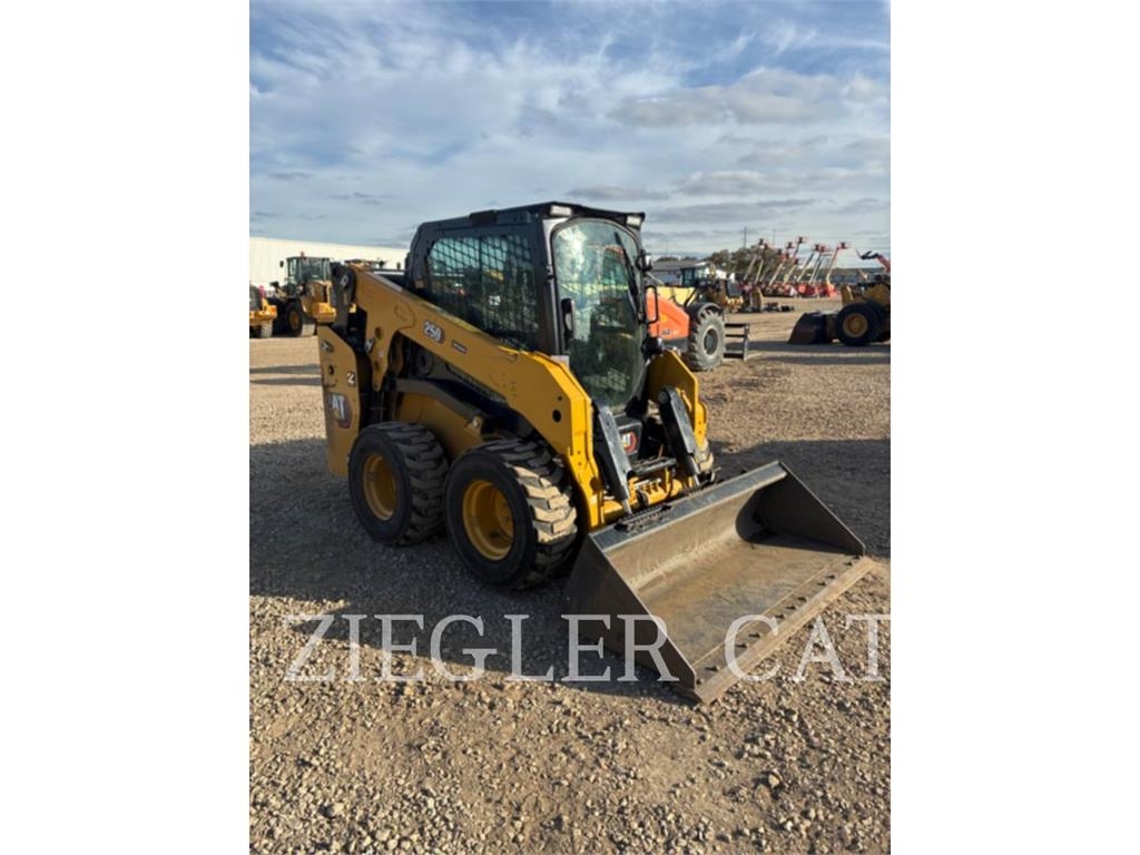 Chargeuse compacte Caterpillar 250 — occasion 2025, 134 h