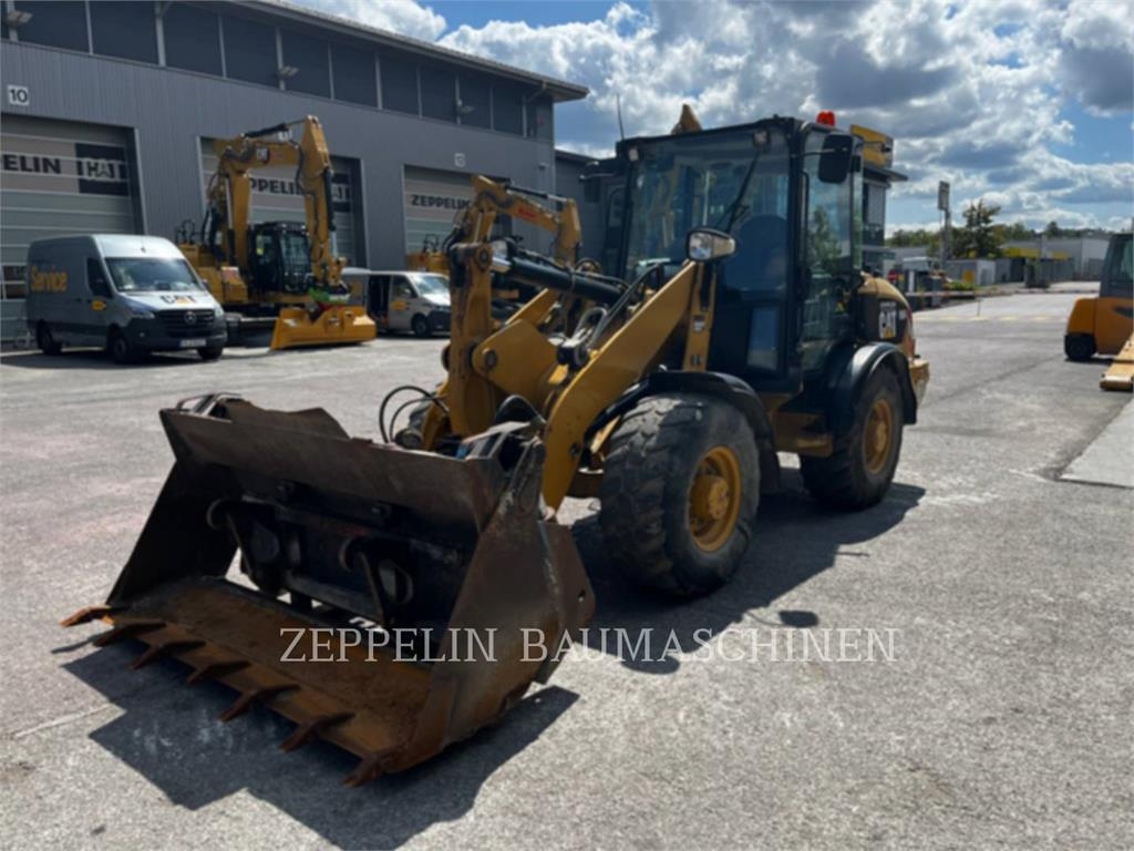 Chargeuse sur pneus Caterpillar 906H — occasion 2012, 8 017 h