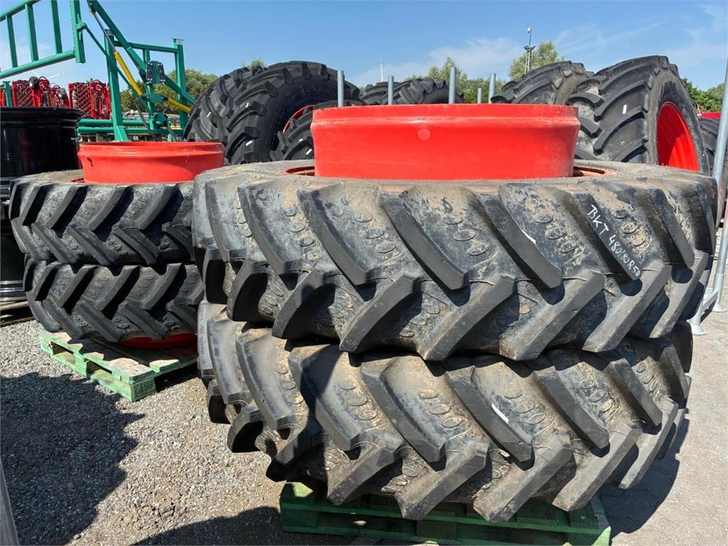 BKT 420/85R38 und 480/80R50 Zillingsräder