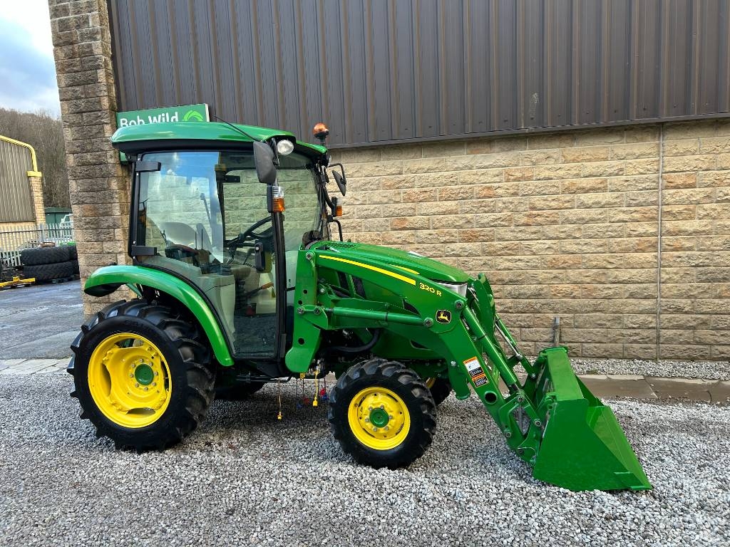 John Deere 3046R