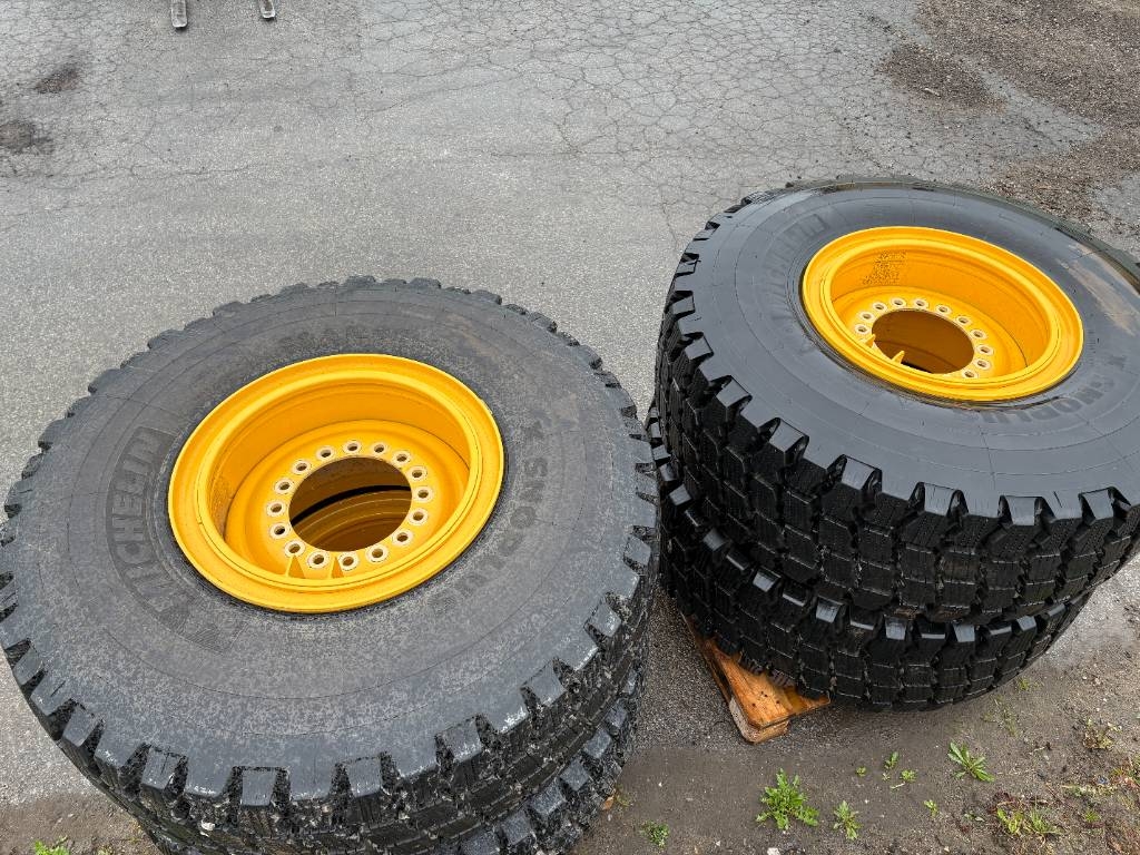 Michelin Snoplus däck med fälg till Volvo L70H , L90H
