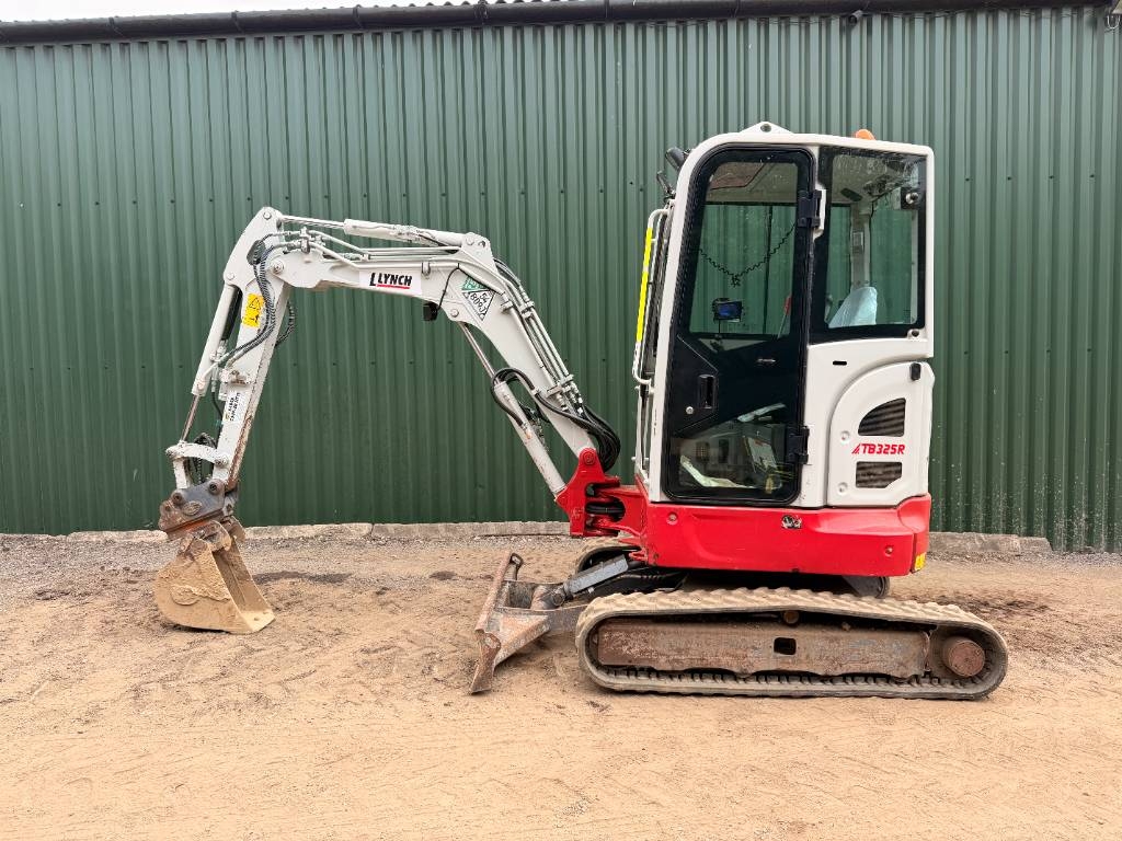 Takeuchi TB 325 R 2.5 Ton Mini Digger