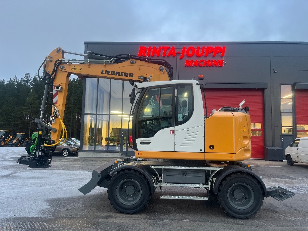 Liebherr 913 compact / Myyty, Sold