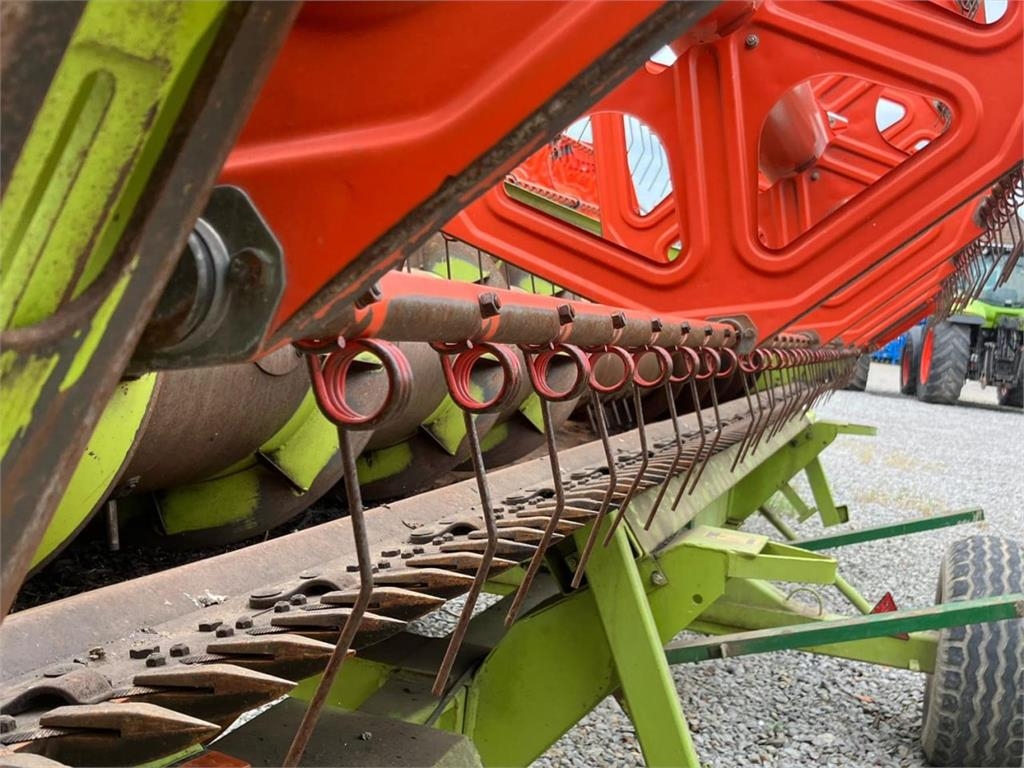 Moissonneuse-batteuse CLAAS 2006 V660 VARIO CUTTERBAR — occasion 2006