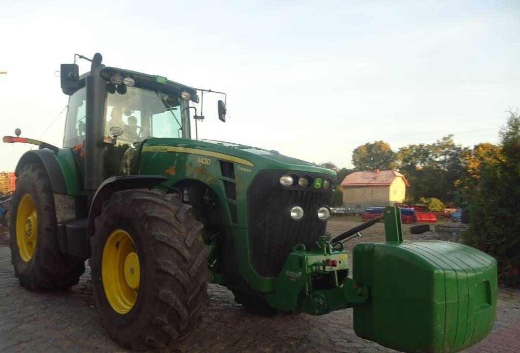 John Deere 8430