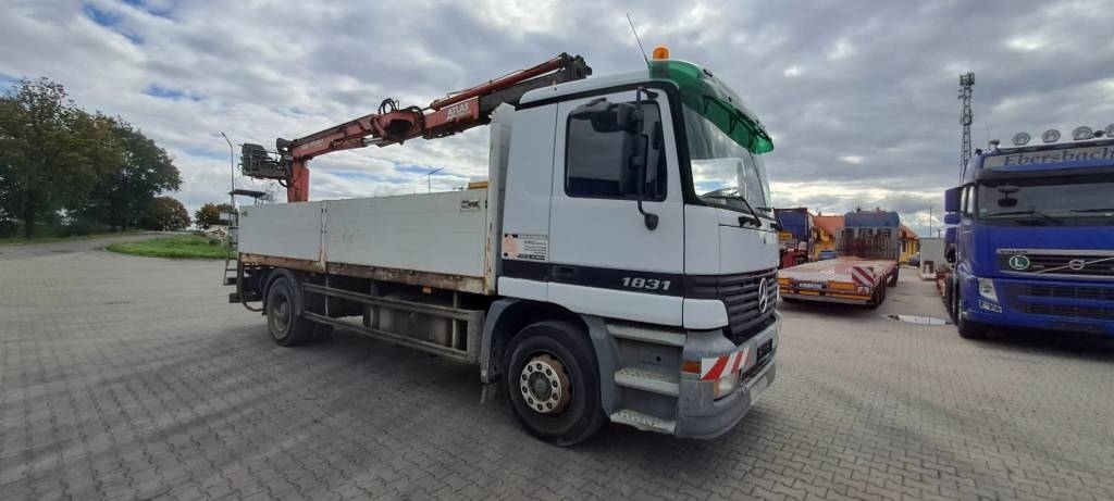 Pojazd ciężarowy Mercedes Benz 1831 zabudowa skrzy