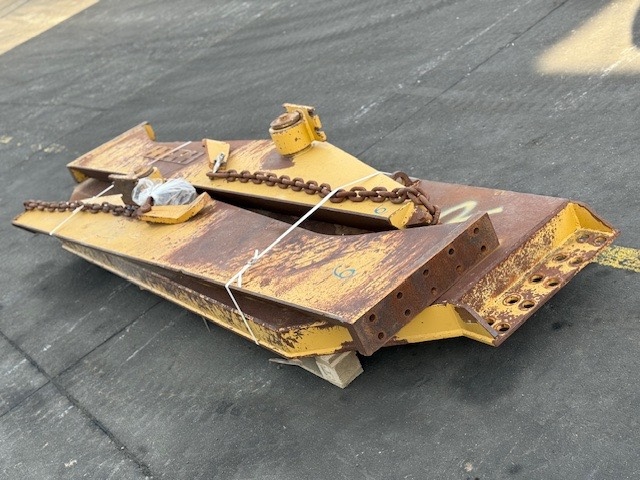 CAT 735 TAIL GATE