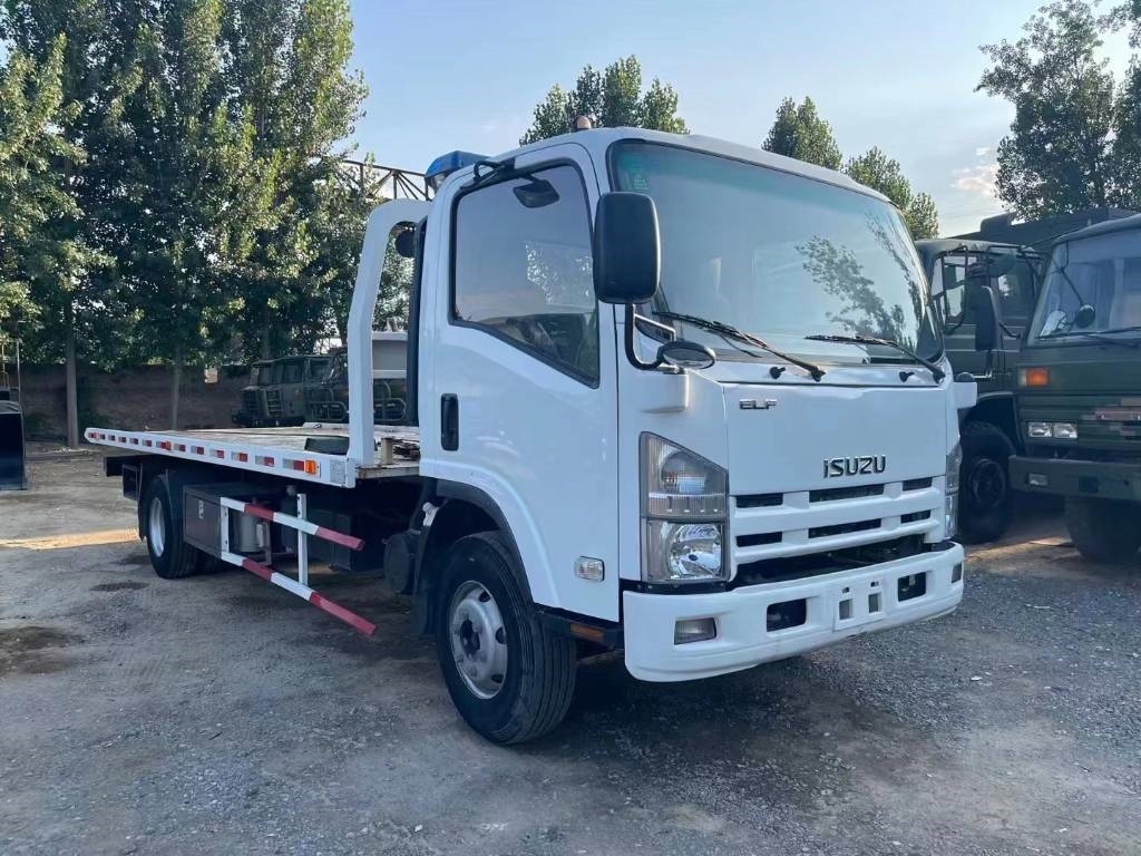 Isuzu breakdown truck