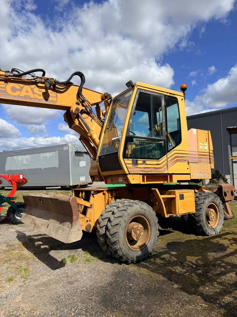 CASE 688B Compact