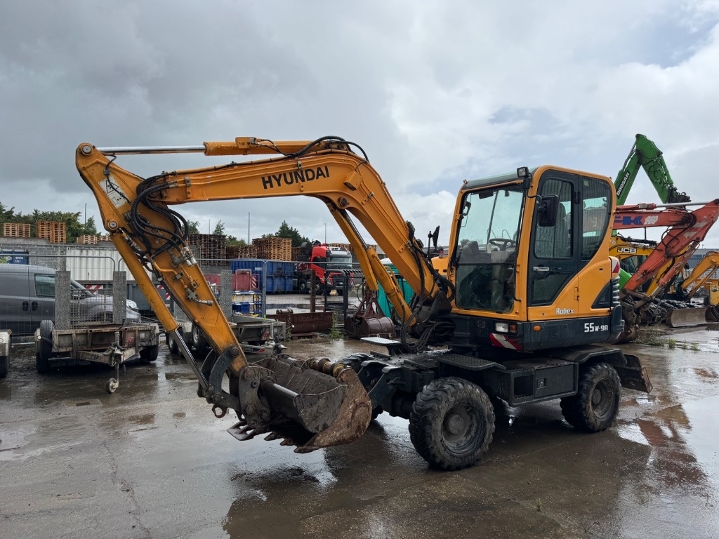 Hyundai 55W-9A *SOLD/VENDU