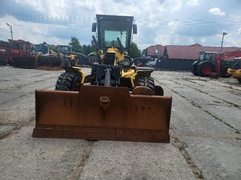 New Holland F 106.6