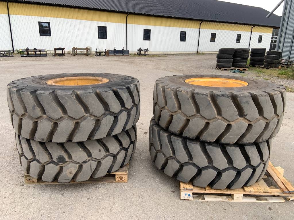 Aeolus 4 st beg däck m fälg 20,5x25 till Volvo L60H