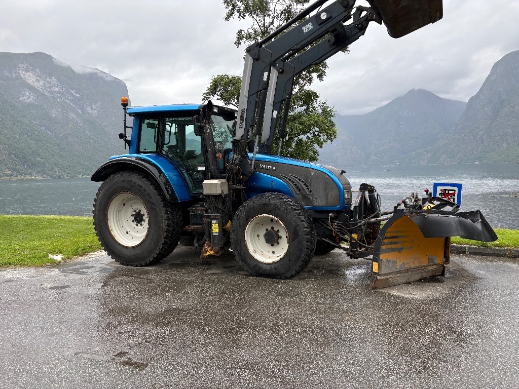 Valtra T132 Versu med underliggende skjær.