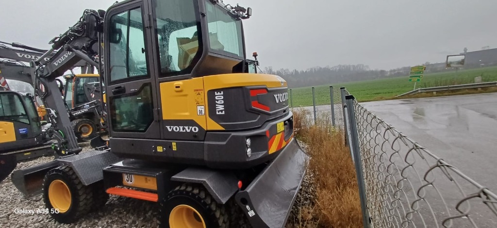Pelle sur pneus Volvo EW 60 E — occasion 2025