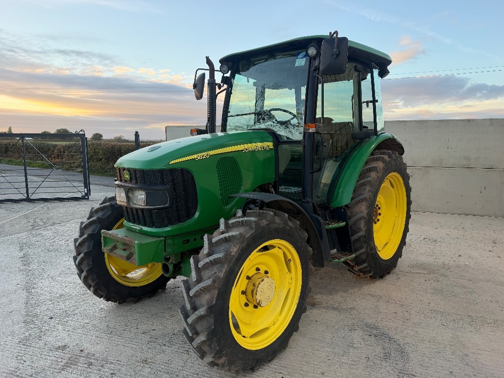 Tracteur agricole John Deere 5820 — occasion 2003, 3 628 h