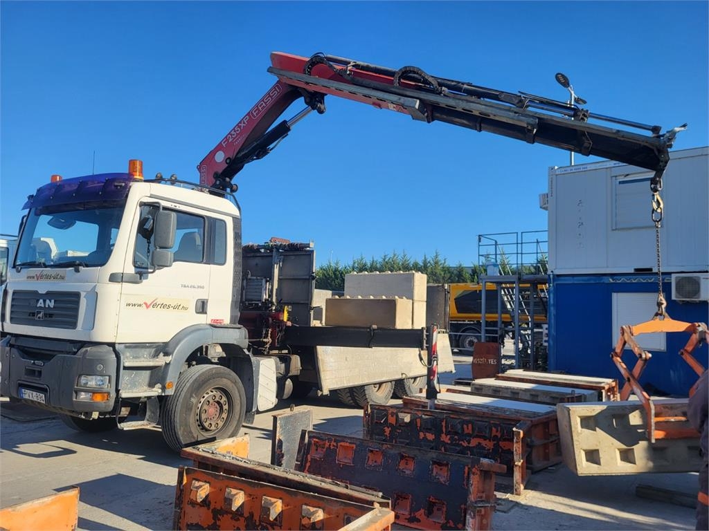 Camion benne MAN TGA 26.390 6X4 BB + HR FASSI F235XP — occasion 2005