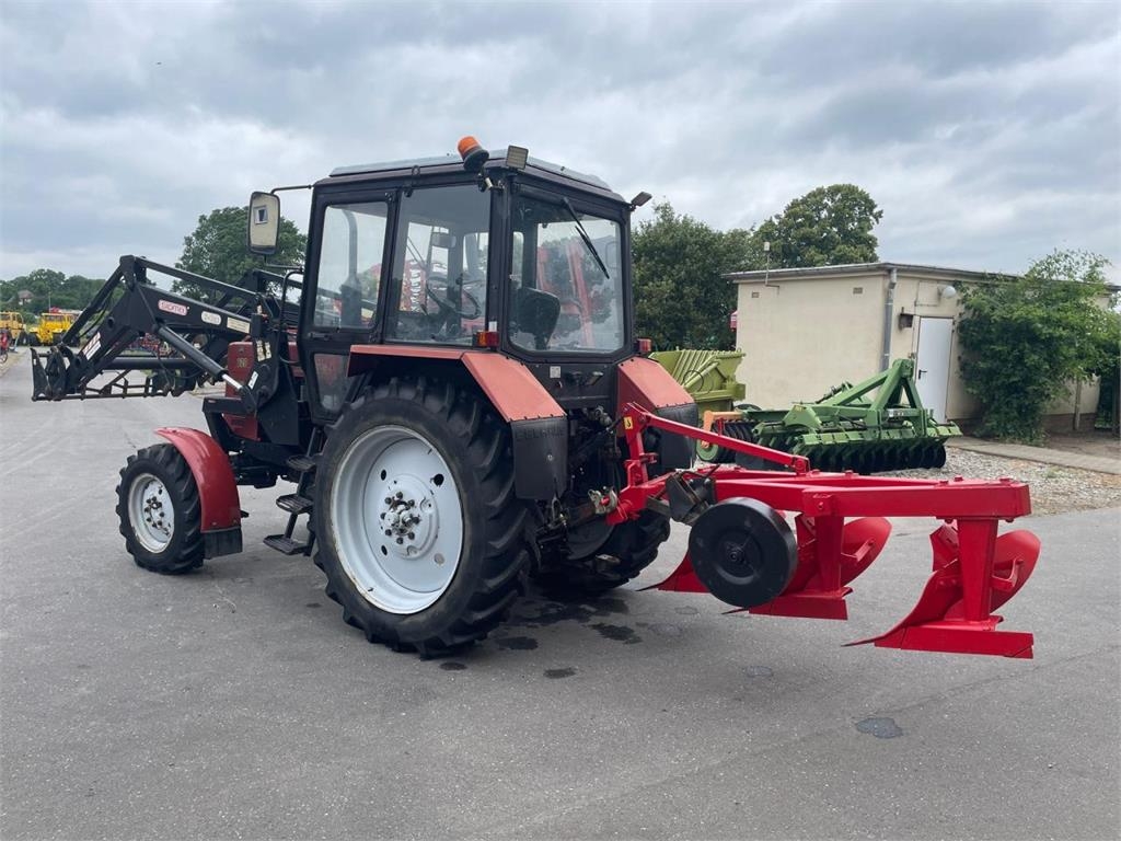 Belarus MTS 820 + FL + 3 Schar Beetpflug