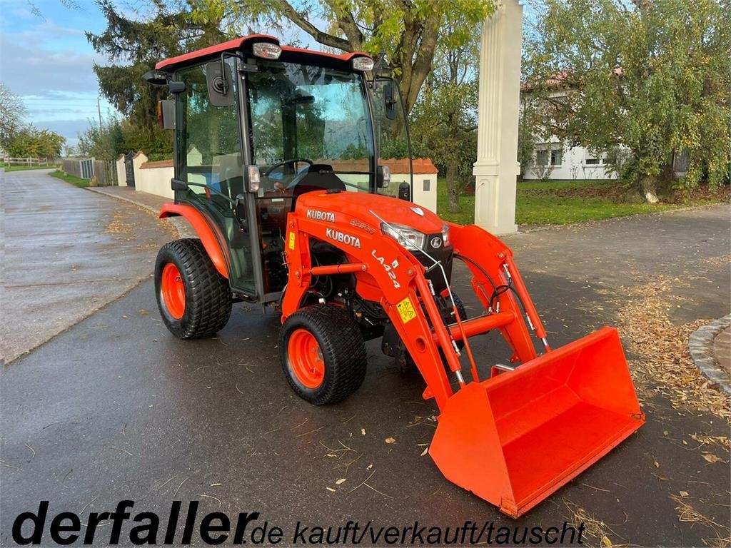 B2650 mit Frontlader und Schaufel...