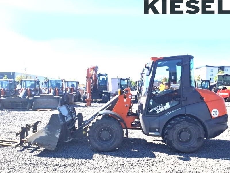 Chargeuse compacte Hitachi ZW 75-6 — occasion 2024, 715 h