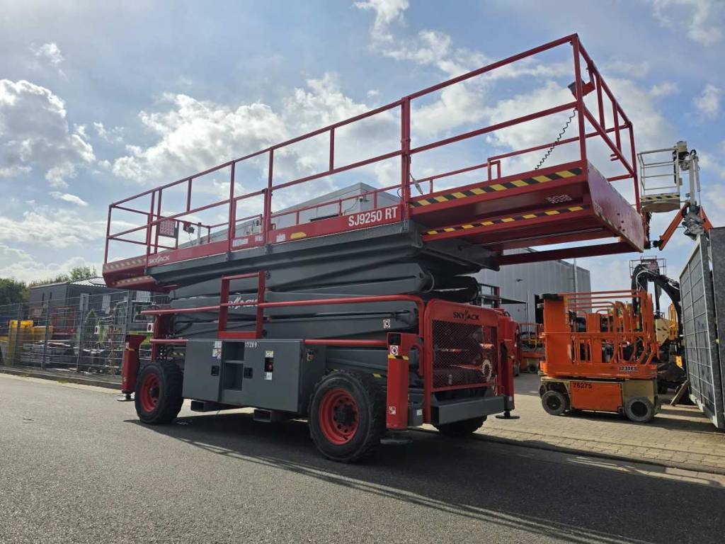 Nacelle à ciseaux SkyJack SJ 9250 RT — occasion 2017, 1 402 h