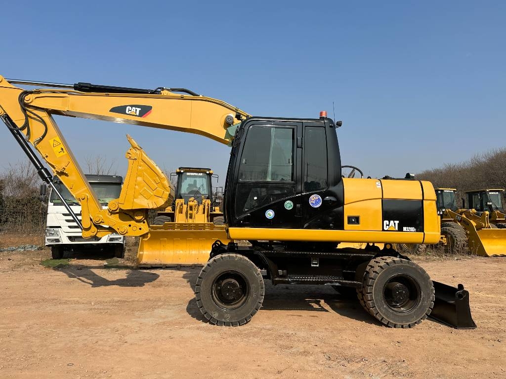 Pelle sur pneus Caterpillar M 320 — occasion 2023, 1 500 h